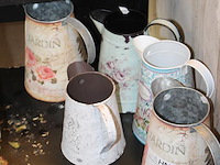 Vijf decoratieve kannen. - afbeelding 2 van  2