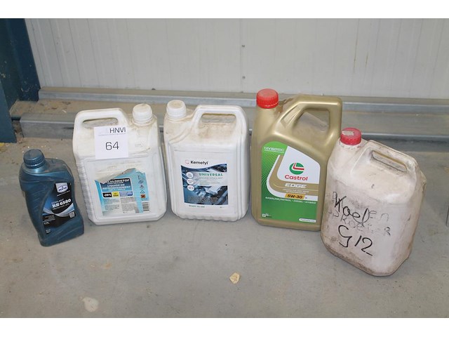 Vijf deels aangebroken kannen olie en koelmiddelen. - afbeelding 1 van  1
