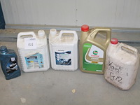Vijf deels aangebroken kannen olie en koelmiddelen. - afbeelding 1 van  1