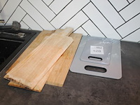 Vijf diverse snijplanken w.o. hout en kunststof. - afbeelding 1 van  2