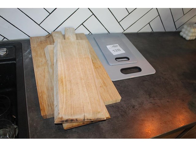 Vijf diverse snijplanken w.o. hout en kunststof. - afbeelding 2 van  2