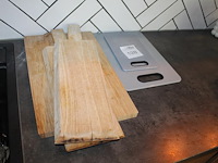 Vijf diverse snijplanken w.o. hout en kunststof. - afbeelding 2 van  2