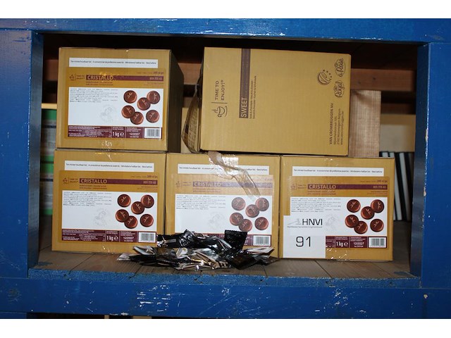 Vijf dozen chocolaatjes cristallo sweet. tht 12-2027. totaal 1000 stuks. - afbeelding 1 van  2