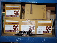 Vijf dozen chocolaatjes cristallo sweet. tht 12-2027. totaal 1000 stuks. - afbeelding 1 van  2