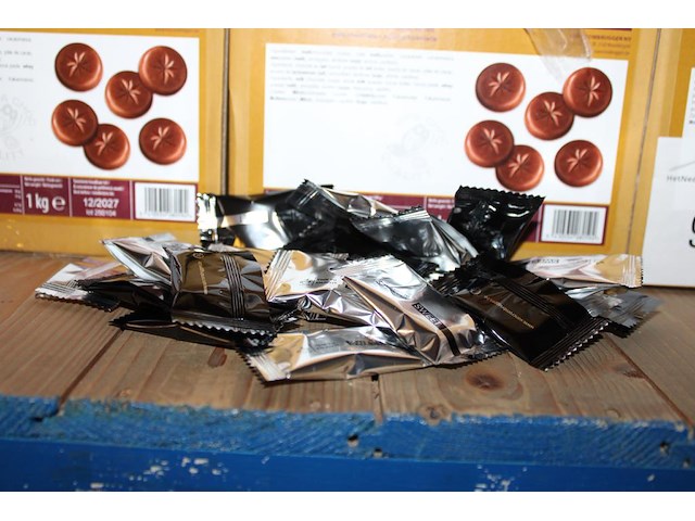 Vijf dozen chocolaatjes cristallo sweet. tht 12-2027. totaal 1000 stuks. - afbeelding 2 van  2