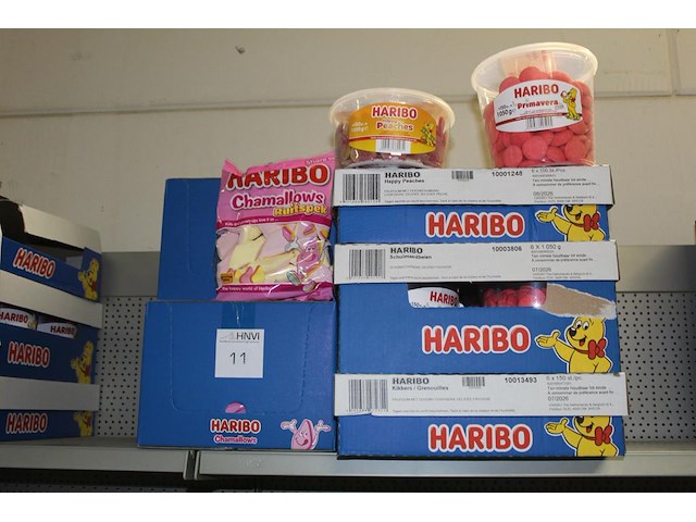 Vijf dozen haribo w.o. happy peaches, schuimaardbeien, kikkers en spekjes. tht o.a. 07-08-2026. - afbeelding 1 van  2