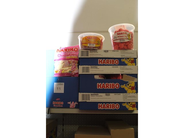 Vijf dozen haribo w.o. happy peaches, schuimaardbeien, kikkers en spekjes. tht o.a. 07-08-2026. - afbeelding 2 van  2
