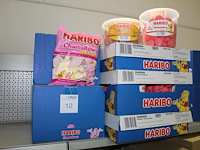 Vijf dozen haribo w.o. happy peaches, schuimaardbeien, kikkers en spekjes. tht o.a. 07-08-2026.