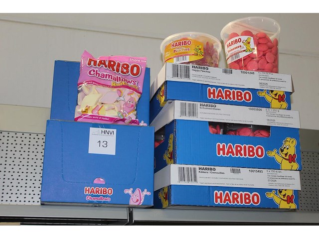 Vijf dozen haribo w.o. happy peaches, schuimaardbeien, kikkers en spekjes. tht o.a. 07-08-2026. - afbeelding 1 van  2