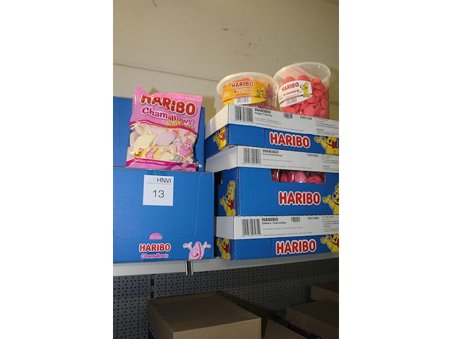 Vijf dozen haribo w.o. happy peaches, schuimaardbeien, kikkers en spekjes. tht o.a. 07-08-2026. - afbeelding 2 van  2