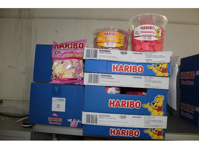 Vijf dozen haribo w.o. happy peaches, schuimaardbeien, kikkers en spekjes. tht o.a. 07-08-2026. - afbeelding 1 van  2