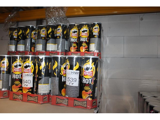 Vijf dozen pringles hot cheese. 45 bussen. tht 1-26. - afbeelding 1 van  2