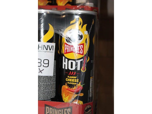 Vijf dozen pringles hot cheese. 45 bussen. tht 1-26. - afbeelding 2 van  2