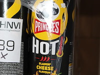 Vijf dozen pringles hot cheese. 45 bussen. tht 1-26. - afbeelding 2 van  2
