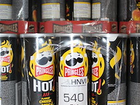 Vijf dozen pringles hot cheese. 45 bussen. tht 1-26. - afbeelding 2 van  3