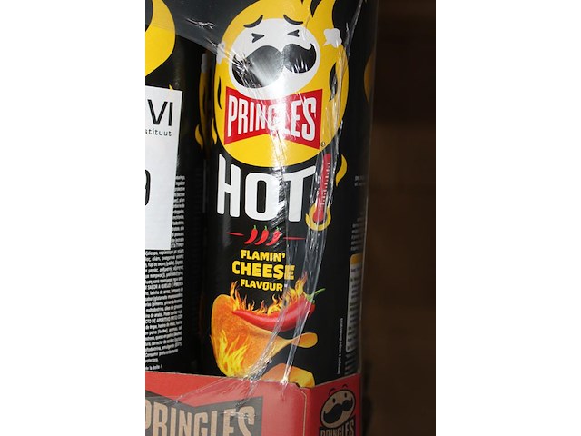 Vijf dozen pringles hot cheese. 45 bussen. tht 1-26. - afbeelding 3 van  3