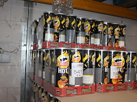 Vijf dozen pringles hot cheese. 45 bussen. tht 1-26. - afbeelding 1 van  3