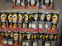 Vijf dozen pringles hot cheese. 45 bussen. tht 1-26. - afbeelding 2 van  3