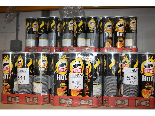 Vijf dozen pringles hot cheese. 45 bussen. tht 1-26 - afbeelding 1 van  3