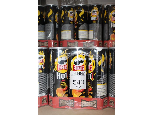 Vijf dozen pringles hot cheese. 45 bussen. tht 1-26 - afbeelding 2 van  3