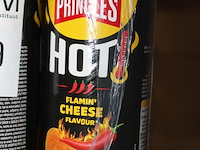Vijf dozen pringles hot cheese. 45 bussen. tht 1-26 - afbeelding 3 van  3