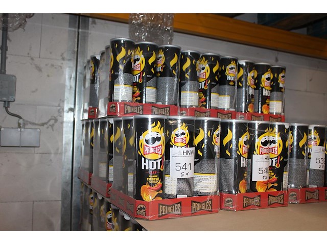 Vijf dozen pringles hot cheese. 45 bussen. tht 1-26 - afbeelding 1 van  3