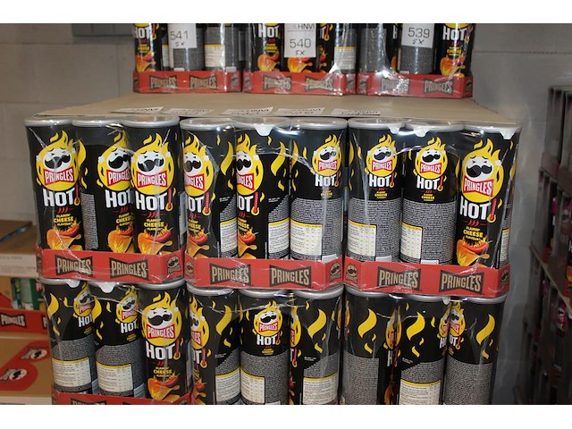 Vijf dozen pringles hot cheese. 45 bussen. tht 1-26 - afbeelding 2 van  3