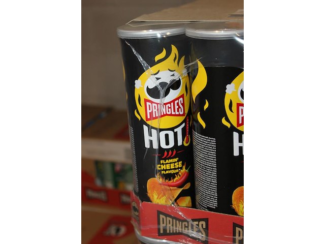Vijf dozen pringles hot cheese. 45 bussen. tht 1-26 - afbeelding 3 van  3