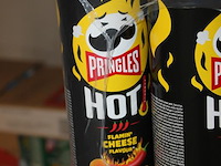 Vijf dozen pringles hot cheese. 45 bussen. tht 1-26 - afbeelding 3 van  3