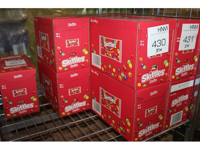 Vijf dozen skittles. 180 zakjes. - afbeelding 1 van  2