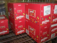 Vijf dozen skittles. 180 zakjes. - afbeelding 1 van  2