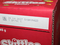 Vijf dozen skittles. 180 zakjes. - afbeelding 2 van  2