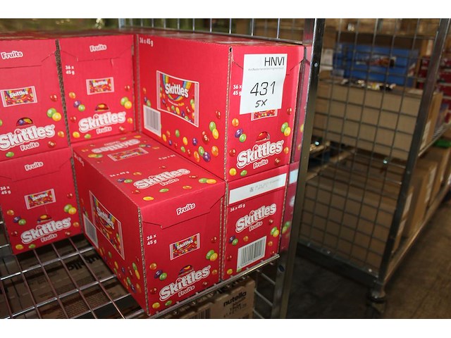 Vijf dozen skittles. 180 zakjes. - afbeelding 1 van  2