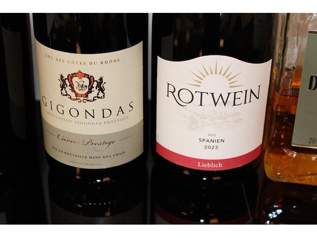 Vijf flessen rode wijn. - afbeelding 2 van  3