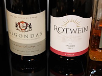 Vijf flessen rode wijn. - afbeelding 2 van  3