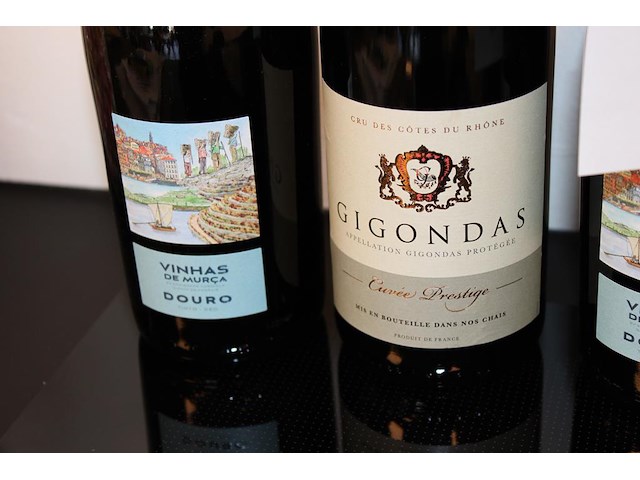 Vijf flessen rode wijn. - afbeelding 3 van  3