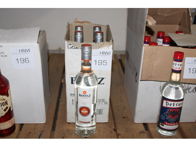 Vijf flessen rum bootz. - afbeelding 1 van  2