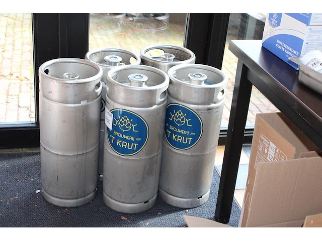 Vijf fusten t.b.v. emballage. - afbeelding 1 van  2