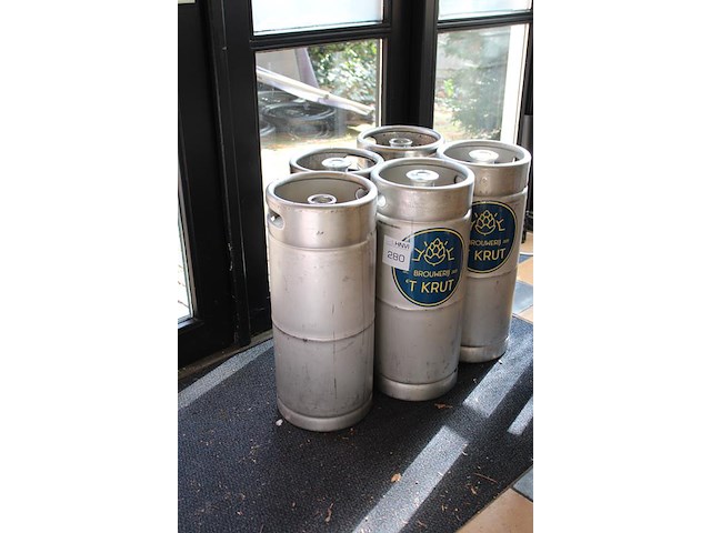 Vijf fusten t.b.v. emballage. - afbeelding 2 van  2