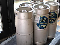 Vijf fusten t.b.v. emballage. - afbeelding 2 van  2