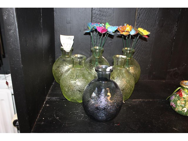 Vijf glazen bloemen vazen hoogte 16 cm. - afbeelding 1 van  2