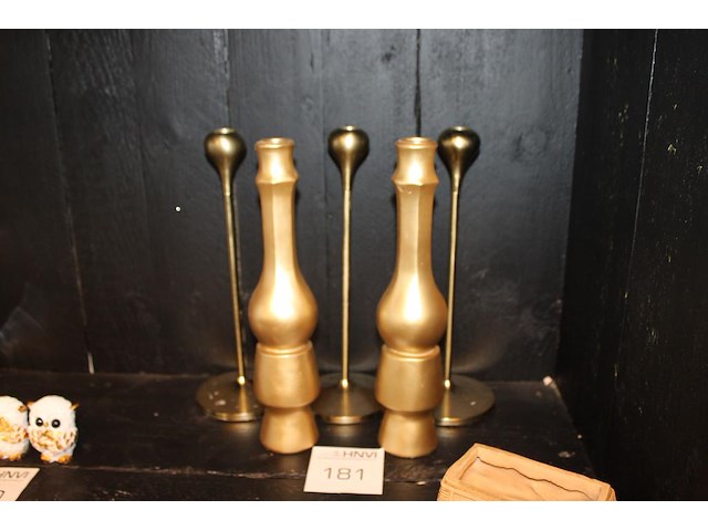 Vijf goudkleurige kandelaars. - afbeelding 1 van  2
