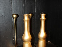 Vijf goudkleurige kandelaars. - afbeelding 2 van  2