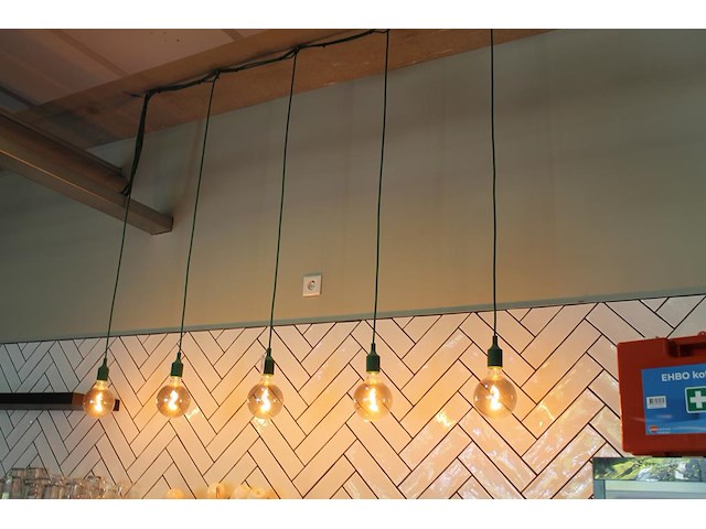 Vijf hanglampen muuto groen. - afbeelding 1 van  3