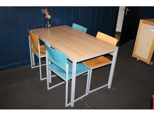 Vijf horecasets vepa bestaande uit 2 tafels en vier stoelen. totaal 10 tafels en 20 stoelen. tafelafmeting ... - afbeelding 1 van  4