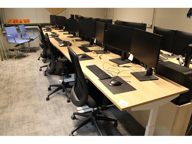 Vijf in hoogte verstelbare werktafels. afmeting 120 x 80 cm. - afbeelding 1 van  2