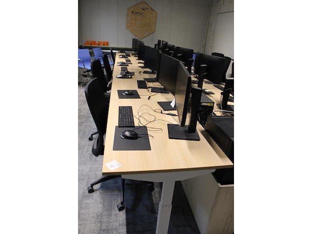 Vijf in hoogte verstelbare werktafels. afmeting 120 x 80 cm. - afbeelding 2 van  2