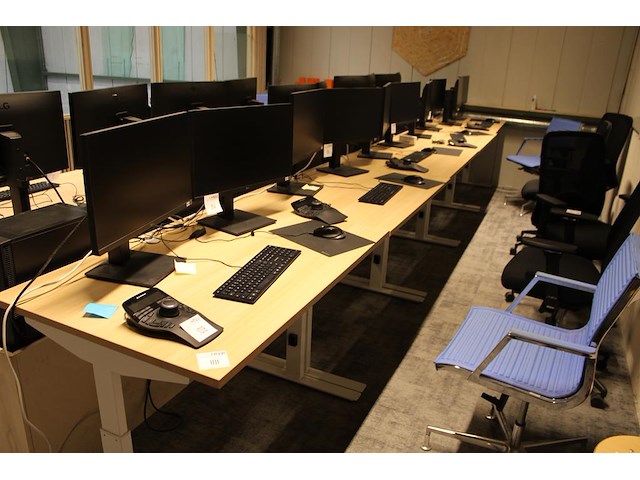 Vijf in hoogte verstelbare werktafels. afmeting 120 x 80 cm. - afbeelding 1 van  2