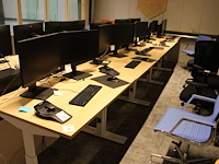 Vijf in hoogte verstelbare werktafels. afmeting 120 x 80 cm. - afbeelding 1 van  2