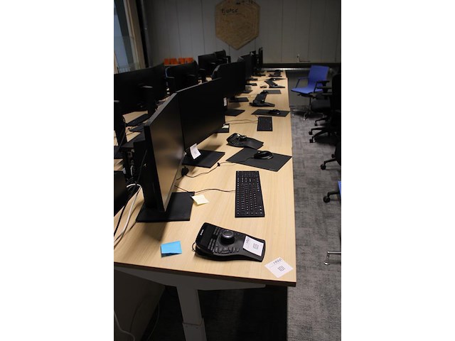 Vijf in hoogte verstelbare werktafels. afmeting 120 x 80 cm. - afbeelding 2 van  2